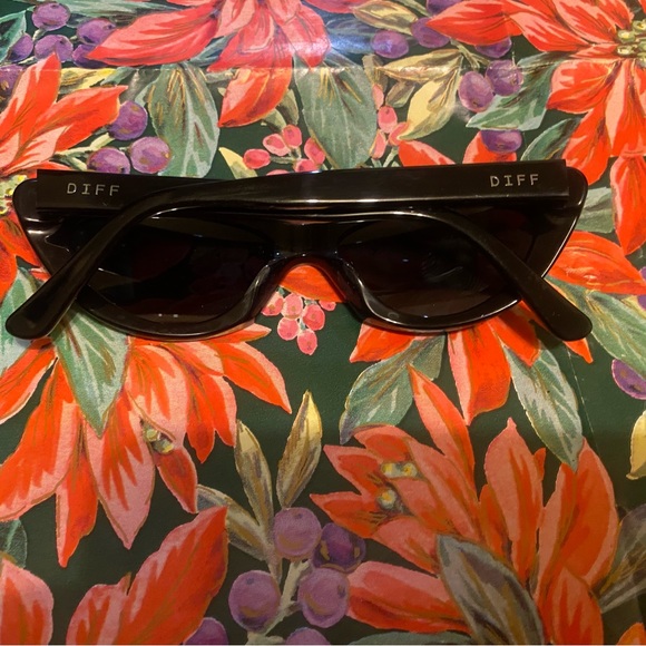 Black womens Diff polarized sunglasses - Picture 3 of 6